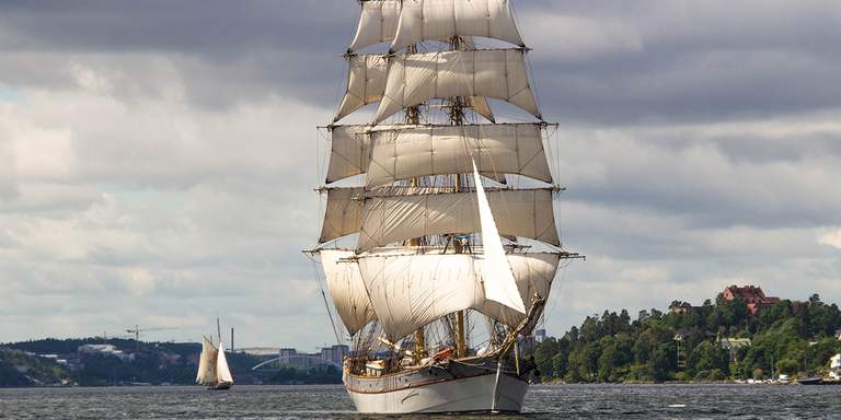 Ett foto av segelbåten Tre Kronor af Stockholm.