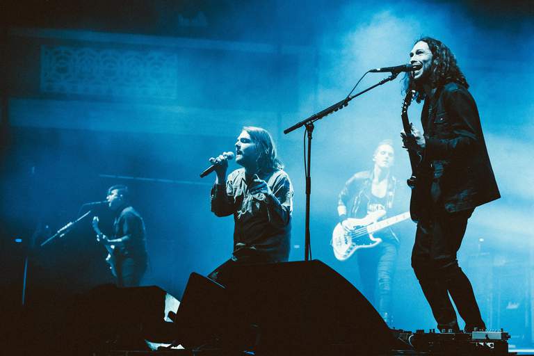 Bandet My Chemical Romance som spelar på en scen.
