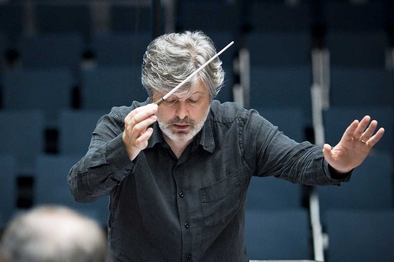 närbild på kompositören James Macmillan som dirigerar