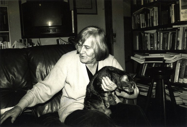 Ett foto av Margherita Hack med en katt.
