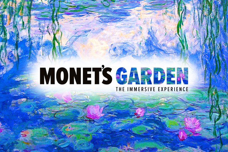 Texten "Monet's Garden – The Immersive Experience" med blommor i bakgrunden.