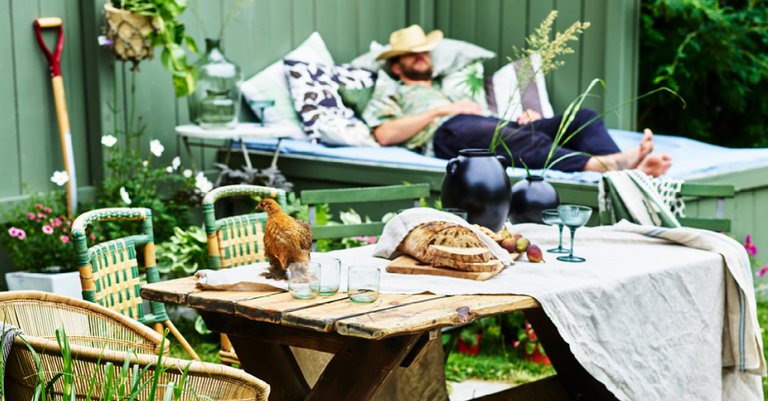 En person som tar en tupplur och ett bord med fågel, mat och glas.