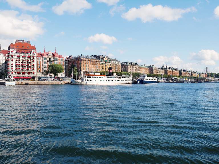 En solig sommardag med utsikt över de vackra husen längs strandvägen och vattnet i centrala Stockholm