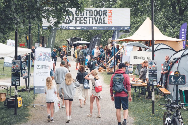 Människor på utomhusfestivalen