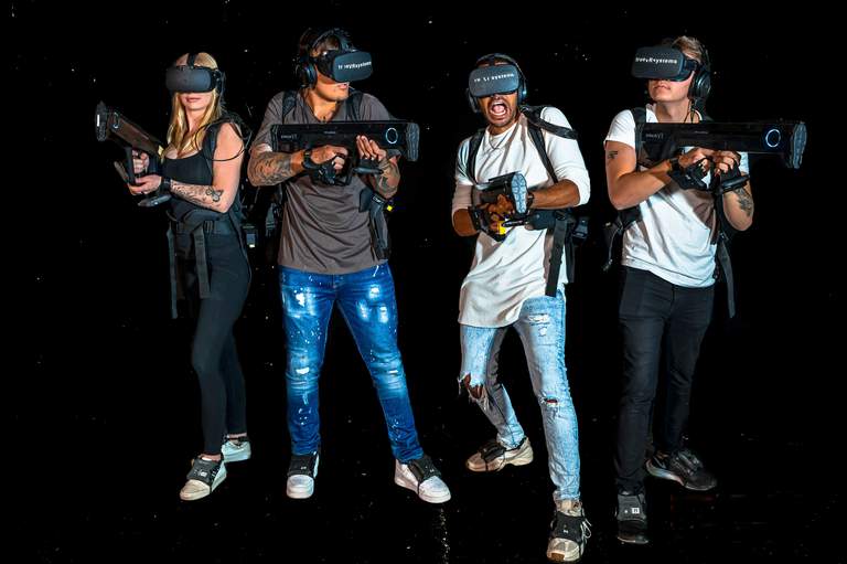 Aktiviteter i Stockholm. Fyra personer iförda VR-hjälmar och med pistolformade spelkontroller på VREX, ett Virtual Reality-center i Bromma.