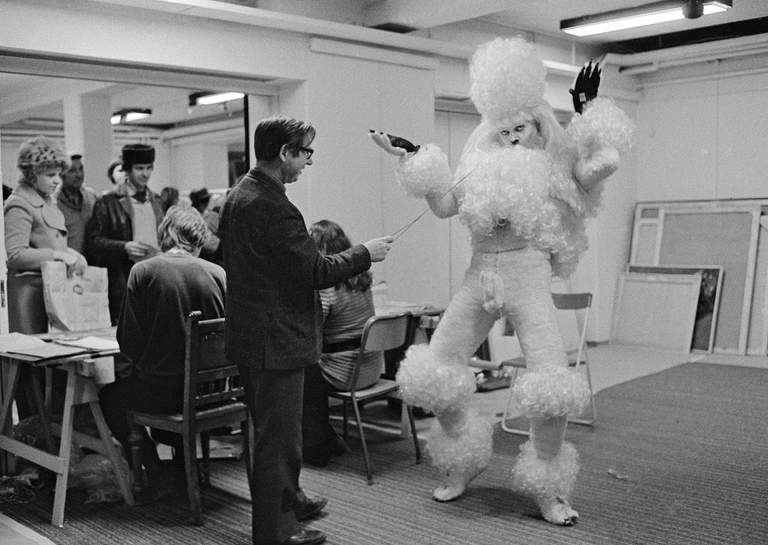 Kjartan Slettemark i sin pudelkostym under Vårsalongen 1975.