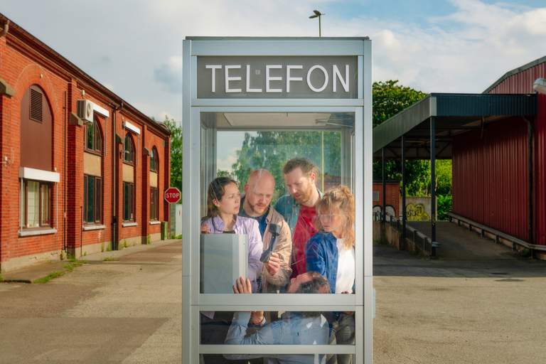 Människor i en telefonkiosk.