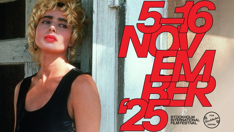 Person med kort blont hår och rött läppstift vid en väderbiten dörr; röd text visar ”5–16 november ’25 – Stockholms internationella filmfestival.