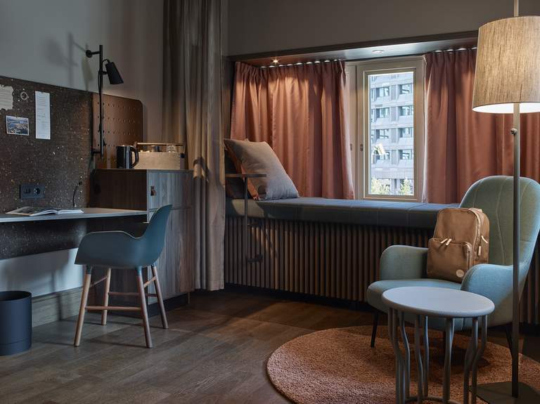 Hotell i Stockholm. Ett rum på Downtown Camper i centrala Stockholm. Skandinavisk design i varma, naturliga färger.