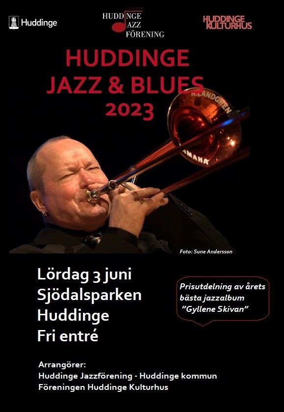 En musiker som spelar trumpet.