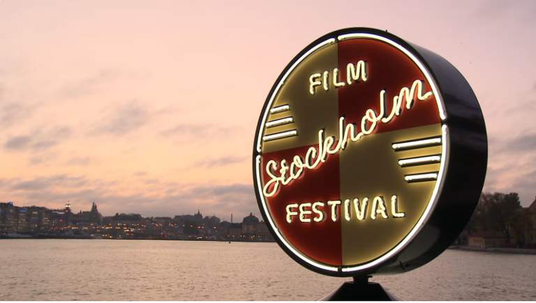 Stockholms filmfestivals logotyp med en kvällsbild av Stockholm i bakgrunden.