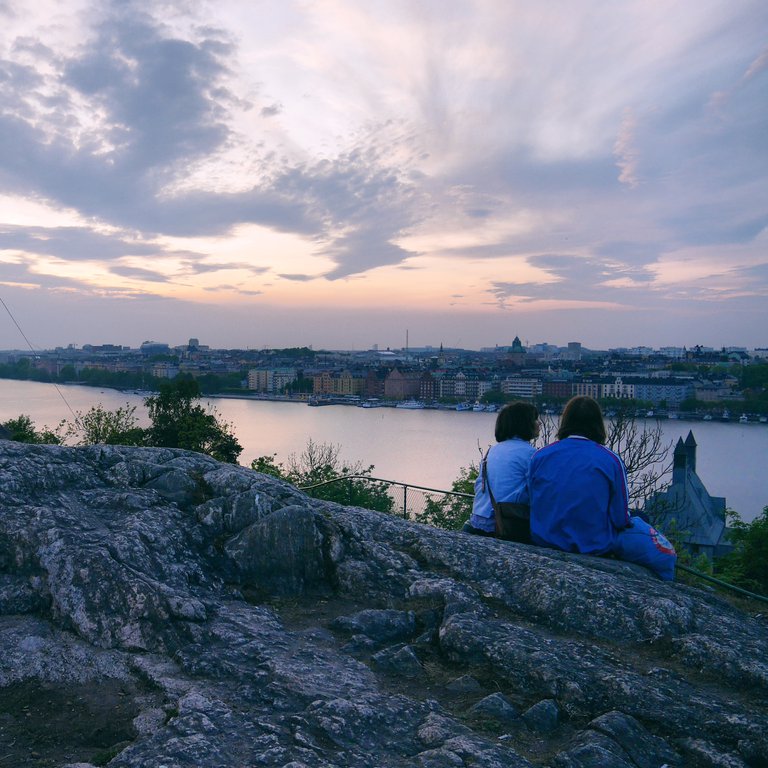 Eftermiddag i Stockholm. Två kvinnor tittar på utsikten från Skinnarviksberget en halvmulen eftermiddag.