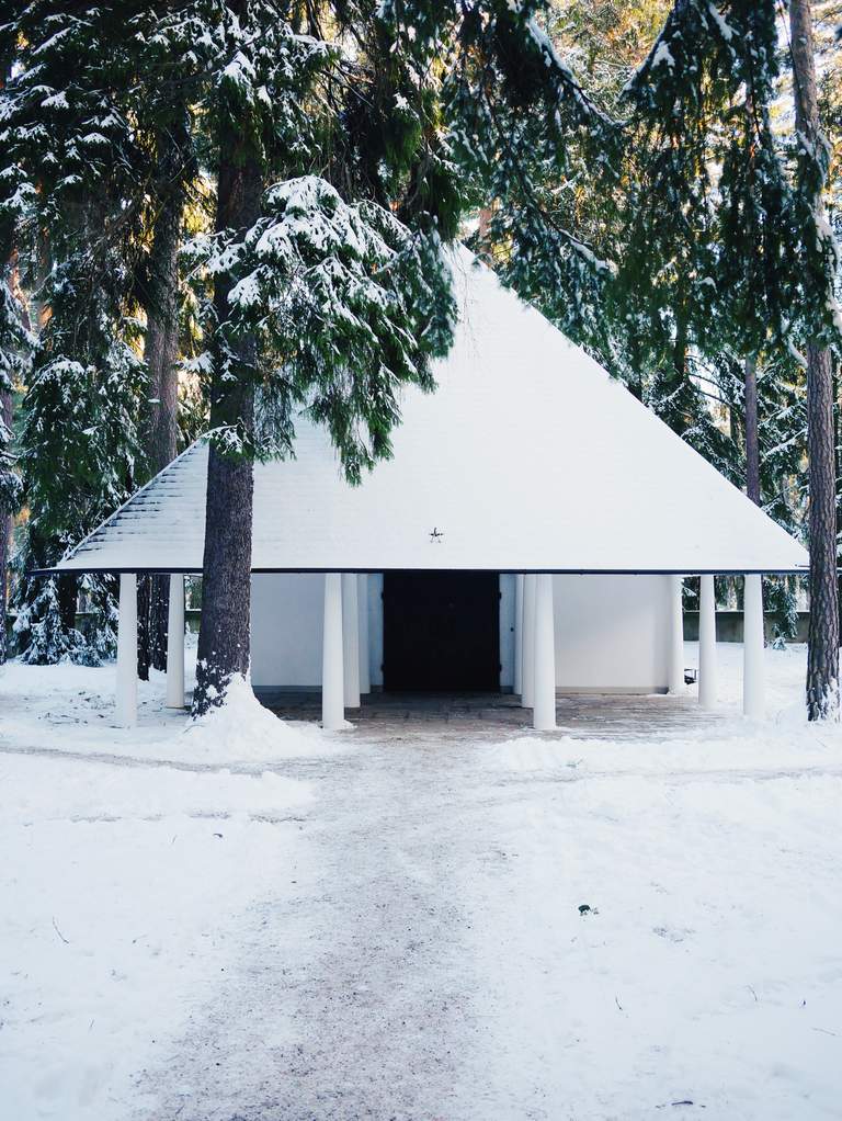 Sevärdheter i Stockholm. Skogskyrkogården, vintertid.
