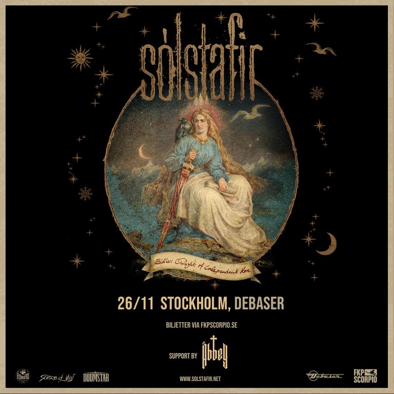 En bild på en sittande person med en fågel på axeln.
