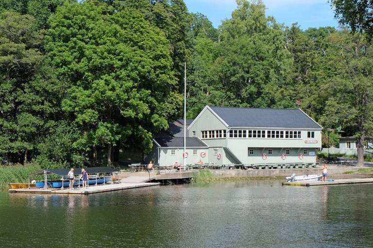 Båthuset och människor på en brygga.