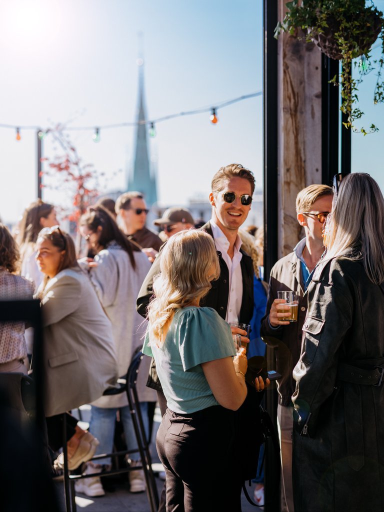 En grupp människor som tar drink.