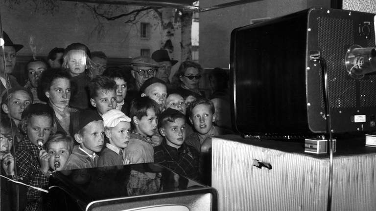 Barn som tittar på TV.