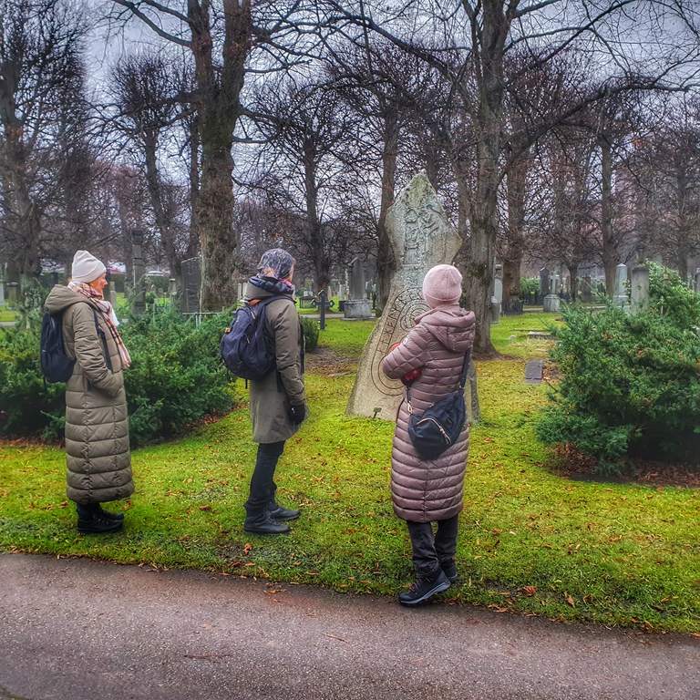 Tre personer på en guidad tur på Norra begravningsplatsen.