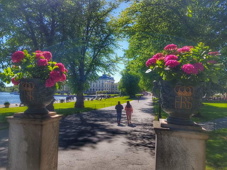 grindstolpar med blomkrukor. i bakgrunden syns drottningholms slott