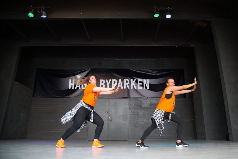 Två dansare.