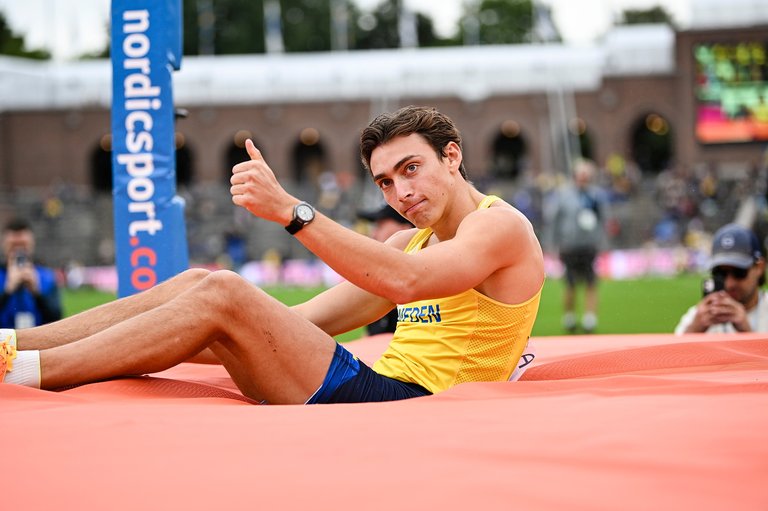 Armand Duplantis som ger tummen upp efter ett hopp.