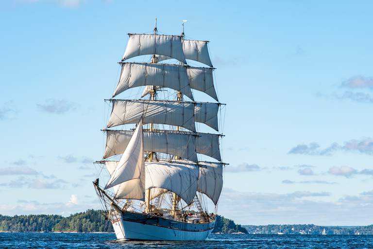 Aktiviteter i Stockholm. Briggen Tre Kronor seglar på vattnet i Stockholm en solig sommardag.