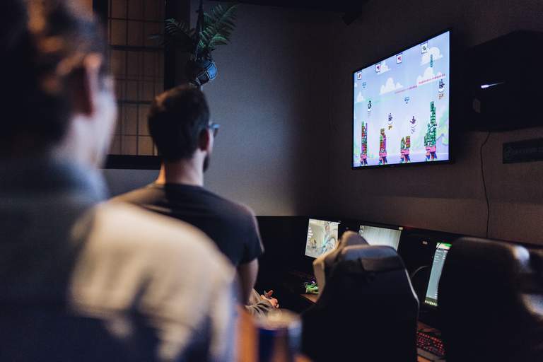 Barer i Stockholm. En grupp med människor spela tv-spelet "Tricky Towers" på Kappa Bar, en e-sportbar i Vasastan.