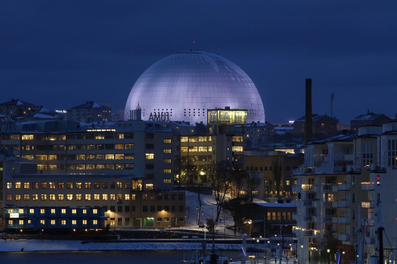 Nattlig vy över Avicii Arena och Hammarby Sjöstad.