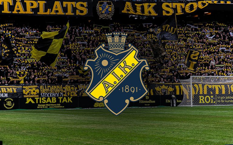 Fotbollsplan och AIK-loggan.