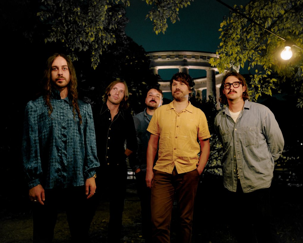 De fem medlemmarna i Altin Gün.