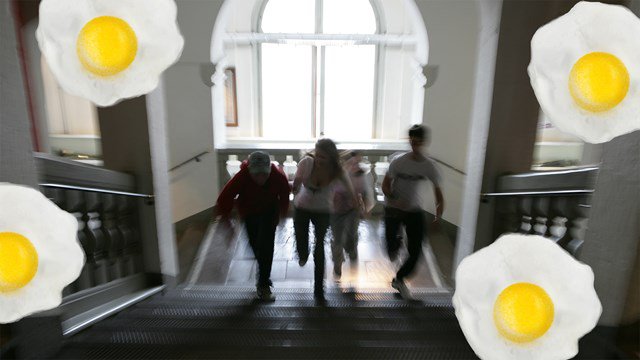 Bildmontage: Barn som springer uppför trapporna i Stadsmuseet, med bilder av knäckta ägg ovanpå.