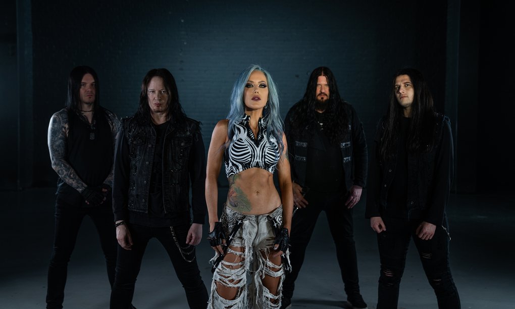 De fem medlemmarna i Arch Enemy står i ett mörkt rum.