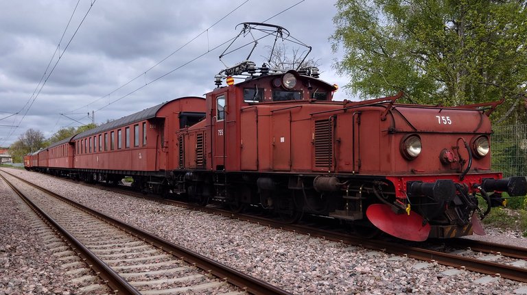 Around Lake Mälaren with a vintage train