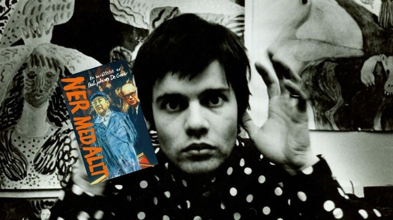 Carl Johan De Geer i ett svartvitt porträttfoto med ett färgstarkt bokomslag