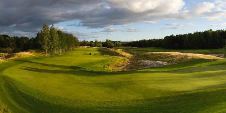 Greenen på Bro Hof Slotts golfbana. I Stockholms finns flera golfbanor för dig som gärna tar en runda på semestern!