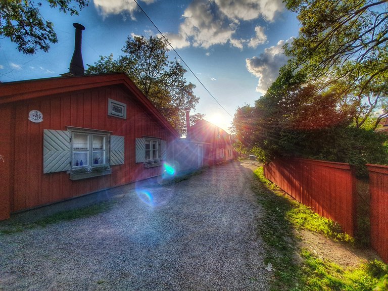 brunt trähus och staket