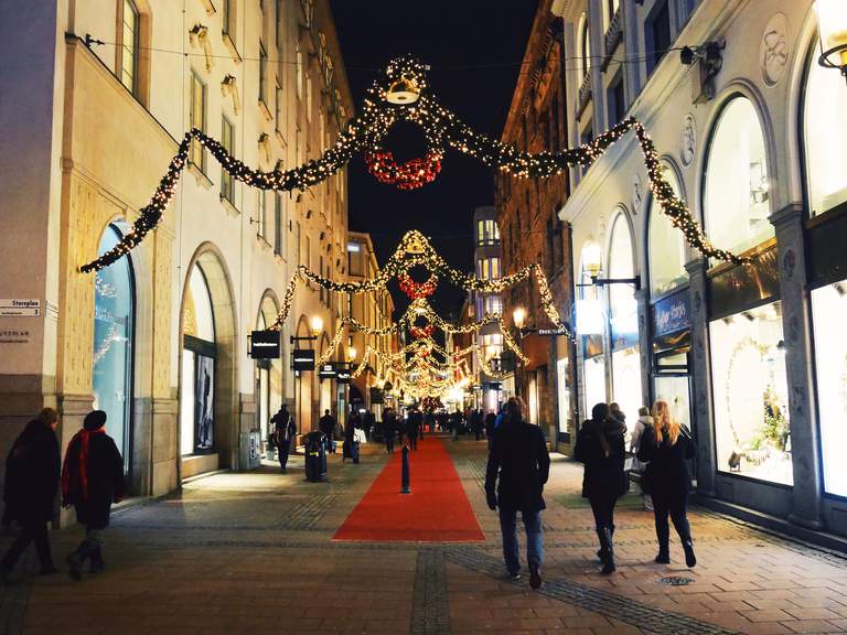 Shopping i Stockholm. Människor går längs med Biblioteksgatan i centrala Stockholm.