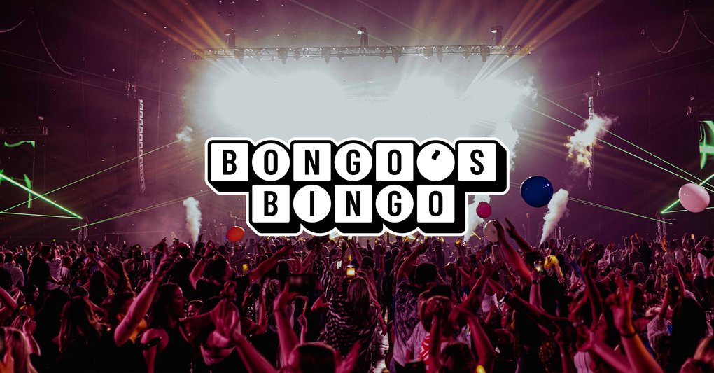 En stor publik på ett Bongo's Bingo-evenemang med dramatisk scenbelysning och konfetti