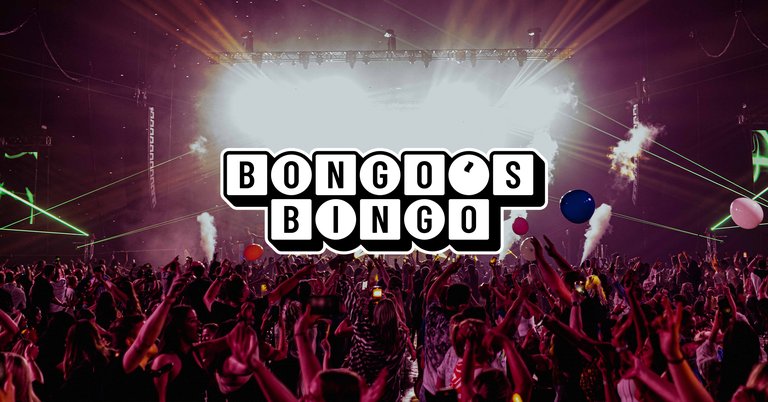 En stor publik på ett Bongo's Bingo-evenemang med dramatisk scenbelysning och konfetti