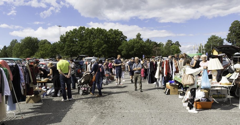Stora bakluckeloppisen vid Solvalla travbana - Visit Stockholm