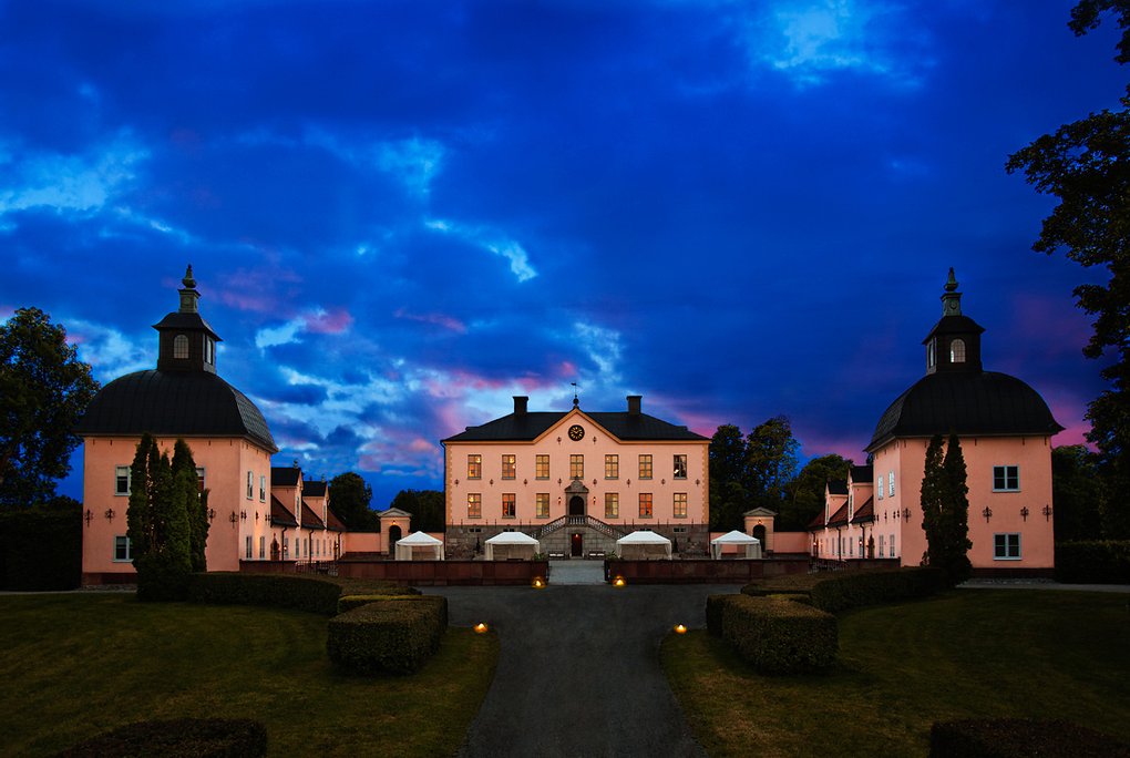 Ett slott i skymning.