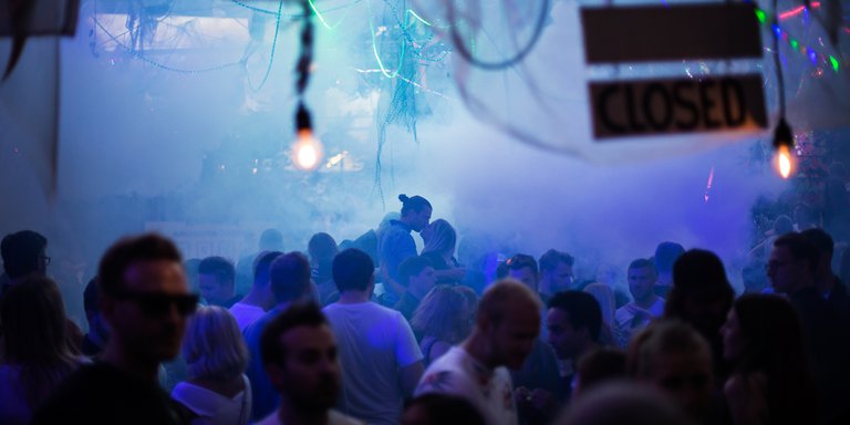 Ett fullsmockat dansgolv på Trädgården, en av Stockholms populäraste sommarklubbar. Utomhusklubben bokar konsekvent några av världens största akter inom techno och house.