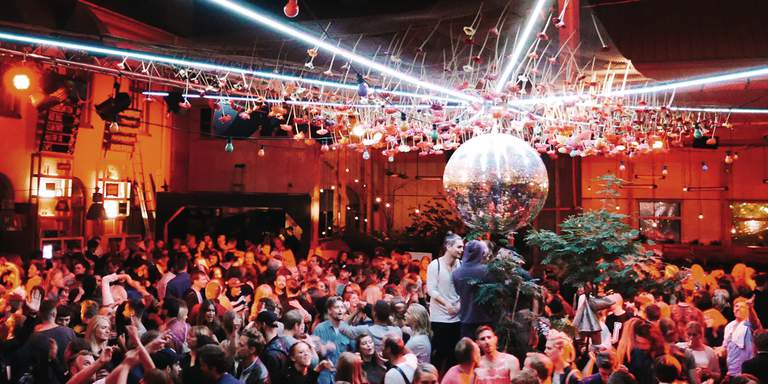 Ett fullsmockat dansgolv på Trädgården, en av Stockholms populäraste sommarklubbar. Utomhusklubben bokar konsekvent några av världens största akter inom techno och house.