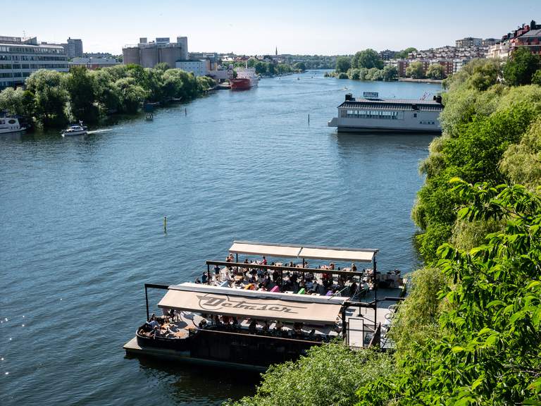 Barer i Stockholm. Sommarbaren Debaser Pontonen ligger i vattnet utanför Hornstull.