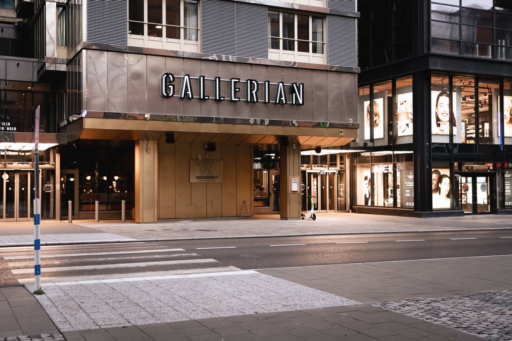Shopping i Stockholm. Ingången till Gallerian ett shoppingcentrum i centrala Stockholm.