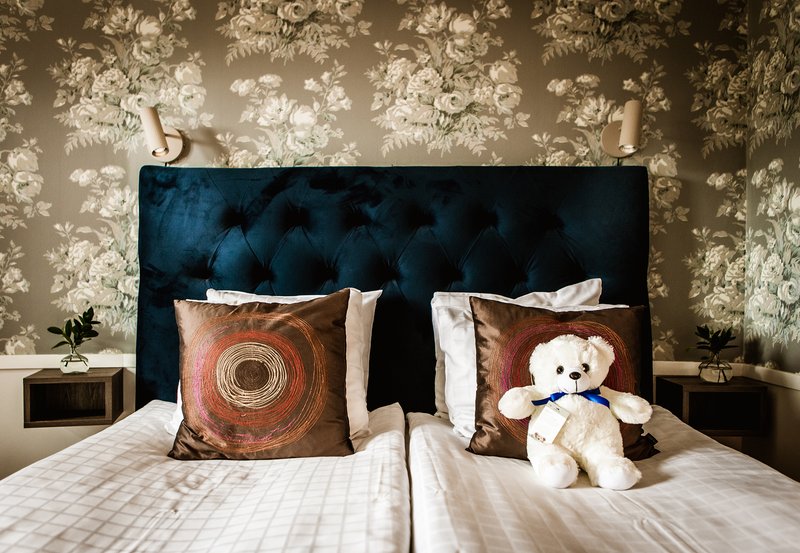 Double Room with Floral Wallpaper – Freys Hotel