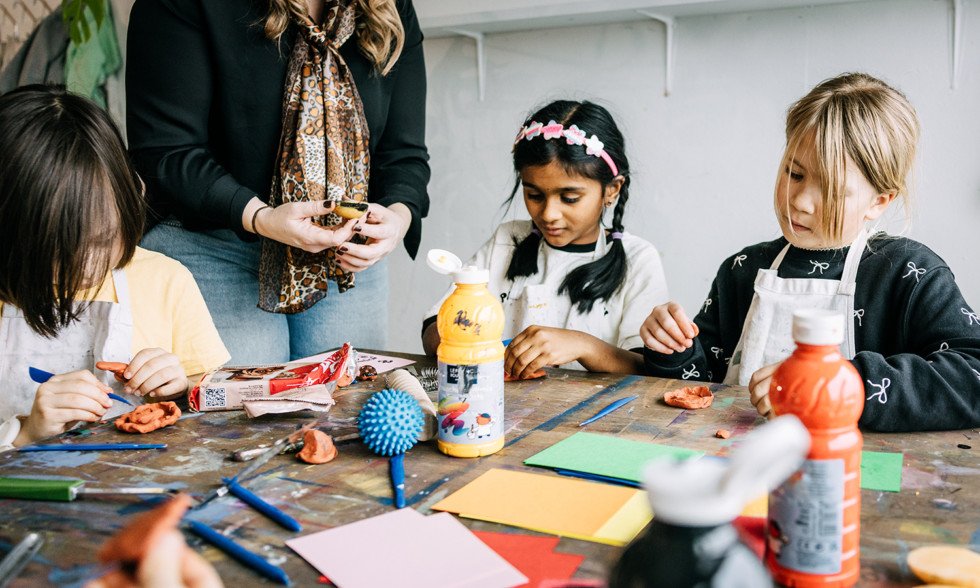 Barn som gör påsk projekt