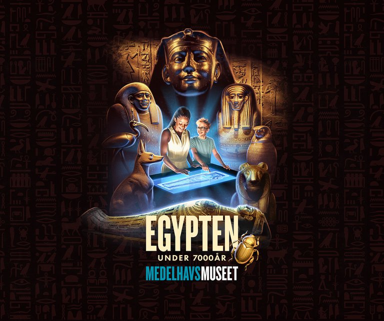 Informationen om evenemanget och besökare i en utställningshall med föremål som skildrar Egyptens historia.