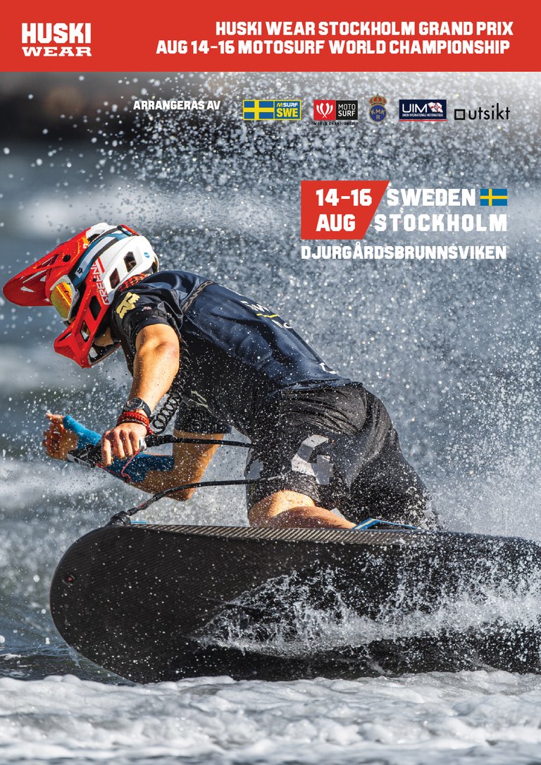 En MotoSurf-förare tävlar i hög hastighet på vattnet under MotoSurf World Championship i Stockholm