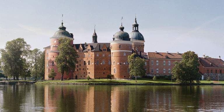 Utomhusbild av Gripsholms slott i Mariefred, en idyllisk liten stad strax norr om Stockholm. Slottet, en populär turist attraktion, inrymmer möbler, konsthantverk och inredningar från fyra århundraden.
